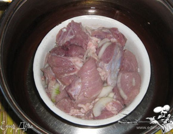 Мясо кладется в миску, миска в кастрюльку. Наливаем в кастрюльку воды до 1/3 миски и в воду добавляем 2 столовые ложки жидкого дыма (для запаха костра, с которым мы вчера попрощались).
