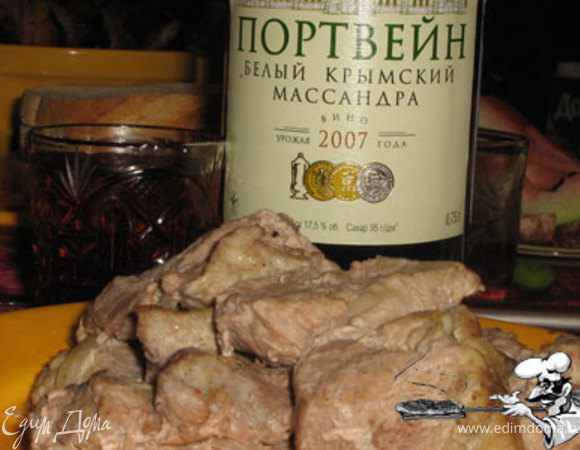 Кастрюлька плотно закрывается крышкой- и на 1,5 часа оставляется на малом огне. Периодически нужно крышку поднимать и воды доливать.
Бон аппетит, что в переводе с буржуйского означает вкусно жрать подано!
