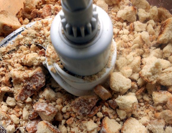 Пряники измельчить в достаточно мелкую крошку, можно мельче, чем на фотографии. 
***Пряники по рецепту требовались без наполнителей, из ржаной муки, но таких и без фруктовых добавок, увы, не нашлось. Пришлось отдать предпочтение тем, которые содержали хоть немного ржаной муки***
