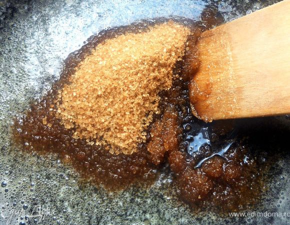 В сковороде распустить масло, добавить сахар.