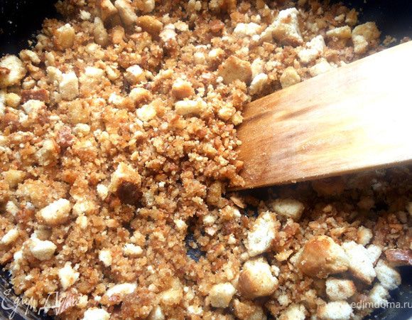 Сразу же выложить пряничную крошку, соль, корицу, размешать и снять с огня.