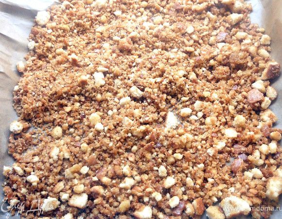 Выложить равномерным слоем на застеленный бумагой противень, выпекать в предварительно разогретой до 180С+- духовке 15-20 минут (должны стать приятного коричневого цвета). За это время необходимо несколько раз перемешать крошки. ***Я решил отойти от первоначального рецепта и добавил немного жидкого меда, когда крошки были уже почти готовы***