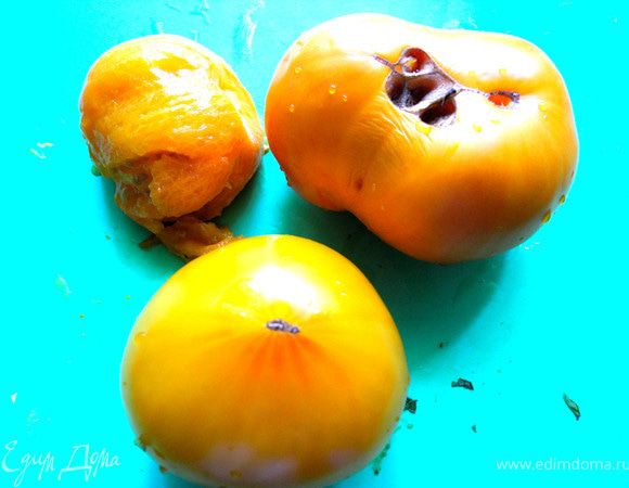 Помидоры ошпарить кипятком и освободить от кожицы.