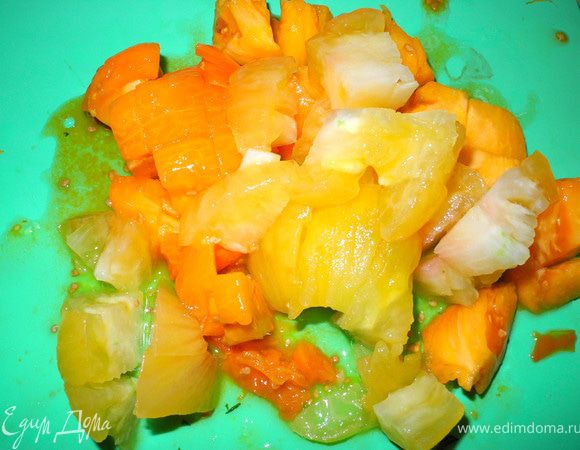 Порезать довольно крупными кусочками.