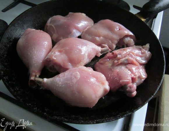 С окорочков снять кожу, разрезать на две части, посолить и обжарить, по 5 минут с каждой стороны, до румяной корочки.