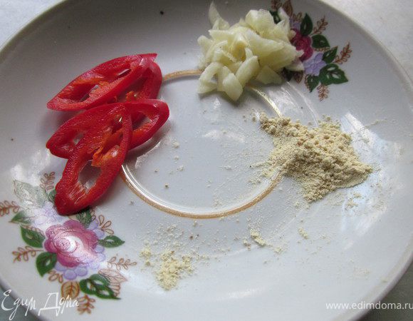 Чеснок измельчить, порезать острый перец. Имбирь сушеный на кончике ножа, если свежий, то натереть кусочек 2-3 см.