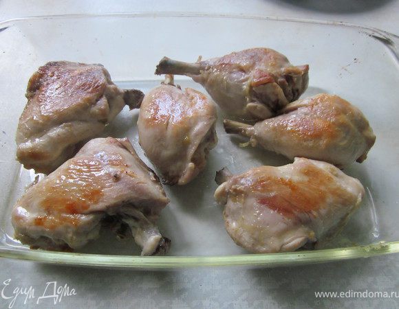 Обжаренные окорочка выложить в форму для запекания.