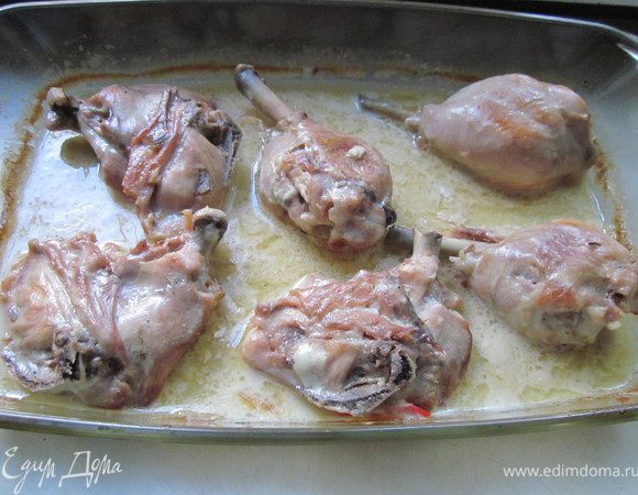 Полученным соусом заливаем курицу и ставим в разогретую духовку на 30 минут 220* 