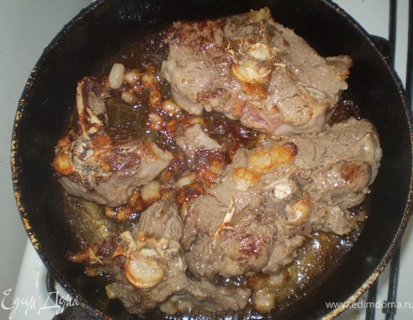 Если вы взяли баранину с жирком, обрезаем,мелко режем и хорошо выжариваем в казане. Убираем выжаренные кусочки и добавляем крупно порезанное мясо. На медленном огне протушиваем минут 7-10. Мелко режем лук и добавляем к мясу, усилив огонь.Как лук станет "золотым" добавляем порезанную соломкой морковь и 1.5 ч.ложки зиры.