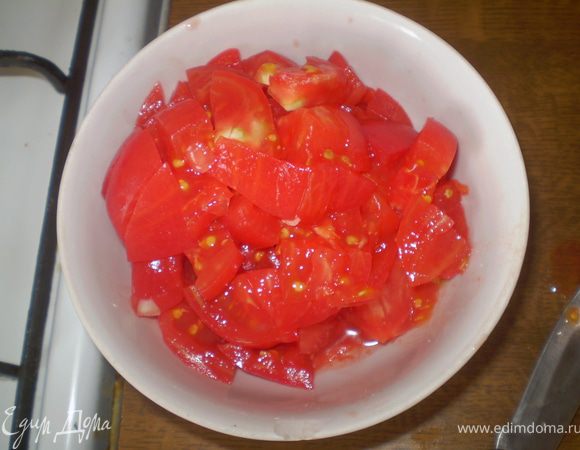 Перец режим кубиками и добавляем к мясу.