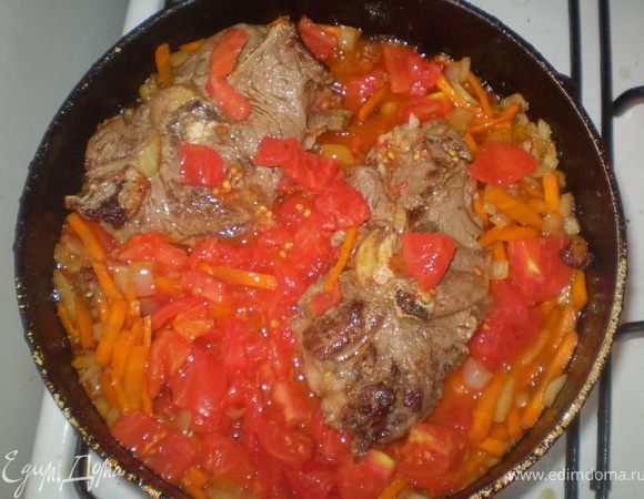 Очищенные от кожуры помидоры режим кубиками и добавляем в казан. Теперь можно посолить. Если томат дает мало сока добавляем кипяченой воды так чтобы она покрывало мясо. Тушим 20 мин.