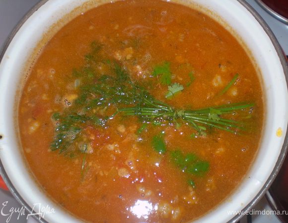 Очищенный картофель режим кубиками, добавляем в шурпу, доливаем необходимое количество воды. (кому как нравиться)Солим, перчим по вкусу. Даем покипеть минут 5 и добавляем связанную зелень.