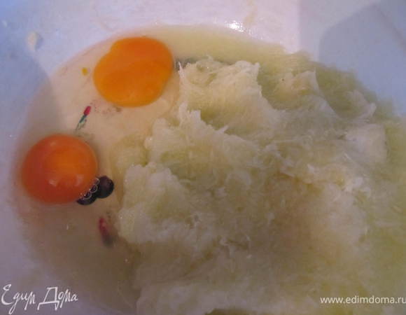 Кабачки очистить от кожуры и семен, натереть на средней терке. Выделеный сок вылить. Добавить яйца, сметану, молоко.