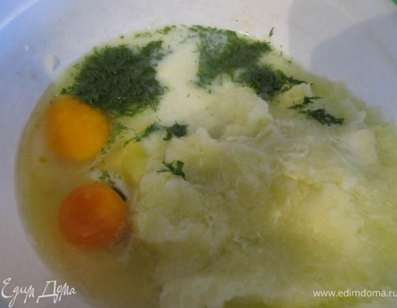 Добавить мелко нарезаный укроп, соль, перец