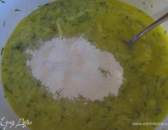 Добавить просеяную муку, все хорошо перемешать