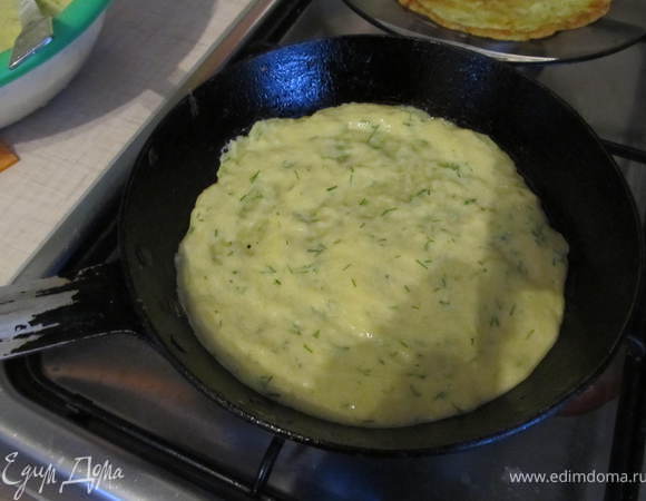 Пожарить блинчики на подсолнечном масле. Если тесто получилось жидковатое можно добавить немного муки.