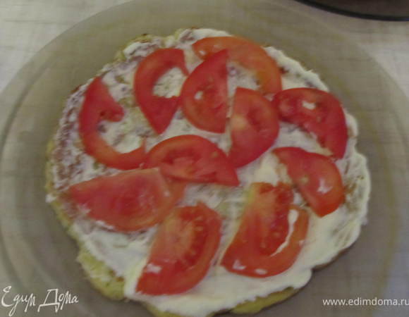 Готовые блинчики перемазать майонезом+давленый чеснок, переложить нарезаными помидорами