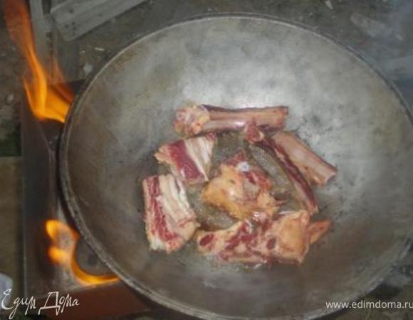 Зирвак-основу плова готовят на сильном огне, используя для этого мелкие дрова. В раскаленное масло добавить косточки (с ними вкуснее), обжарить минут 15-20.