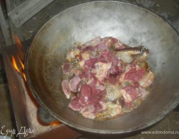 Добавить мясо и помешивая, обжарить до образования румяной корочки. После добавления кажого ингридиента добавлять малюсенькую щепотку каждой специи.