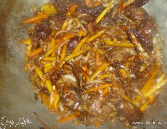 Когда лук станет прозрачным добавить морковь и продолжая помешивать, обжаривать пока она не станет мягкой.
