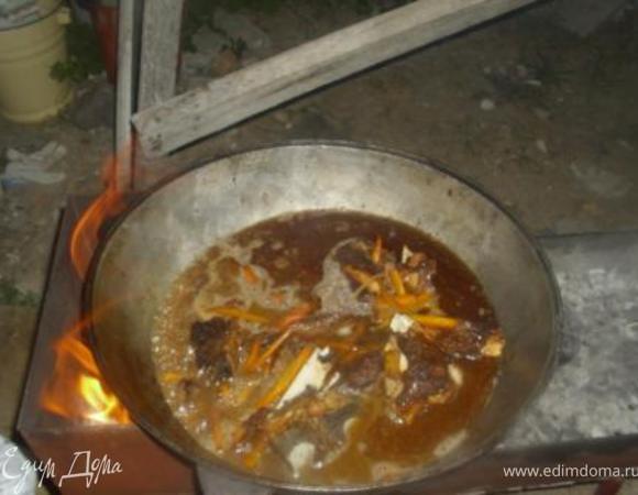 Долить кипяток так, чтобы покрыть содержимое казана, тушить не закрывая около 30 минут. 