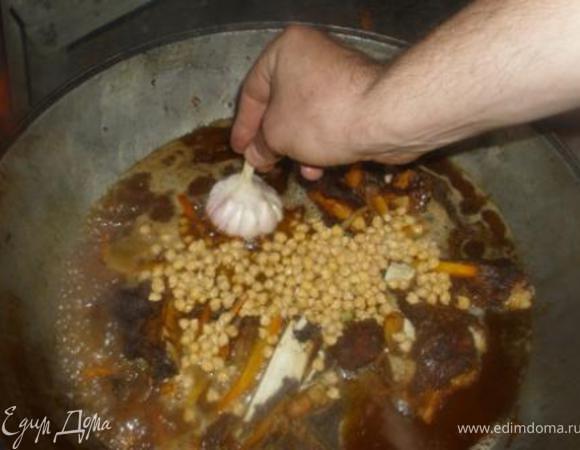 Добавить нохат и чеснок. 