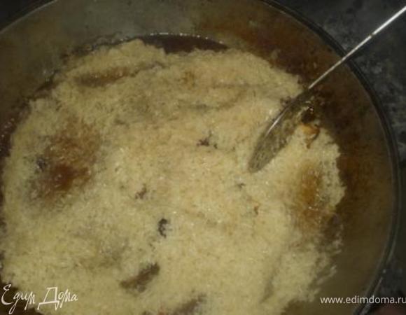 Выложить промытый (до прозрачной воды) рис. Не перемешивать.