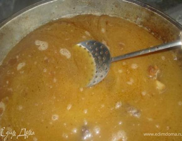 Долить ещё кипяток на 3см выше уровня риса. Когда  испарится вода, закрыть крышкой и томить около 15 минут, дрова уже не подбрасывать. 

 