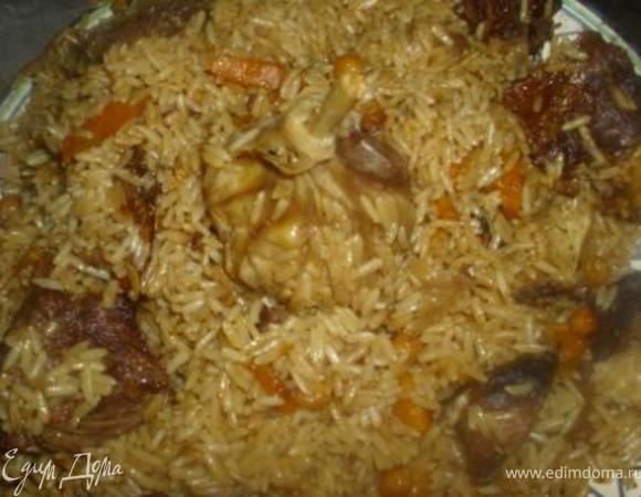 Выложить на блюдо, расположив мясо и чеснок поверх риса. Прошу к столу! 