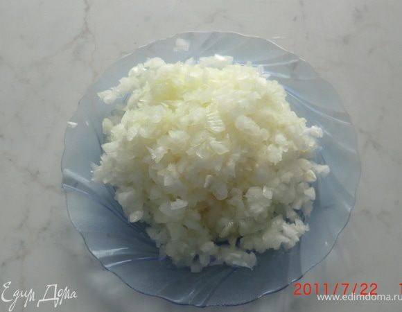 Лук мелко нарезаем.