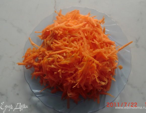 Морковь трем на крупной терке.