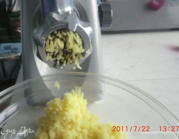 Картофель (сырой) перекручиваем на мясорубке.