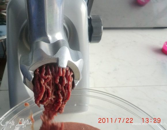 Печень (сырую) тоже прокручиваем на мясорубке.