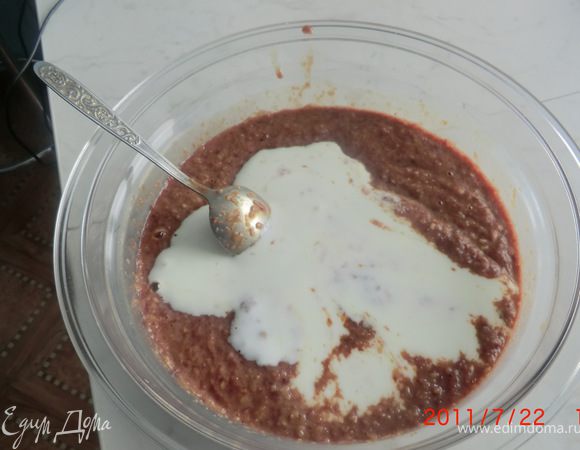 В печень с картофелем добавляем кефир.