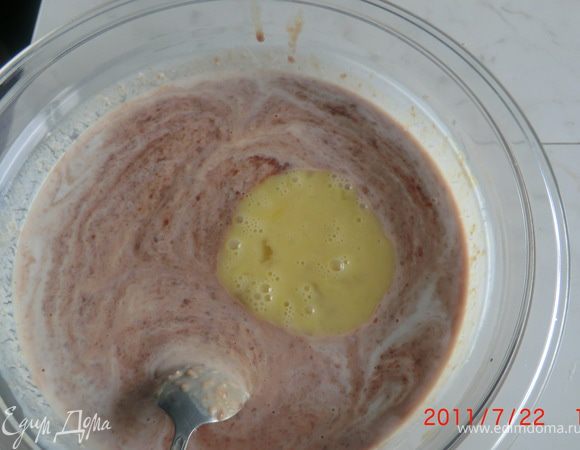 Туда же вбиваем яйцо.