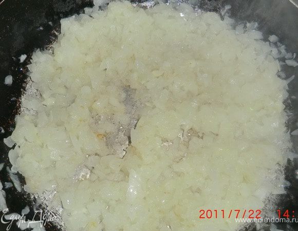 Лук обжариваем.