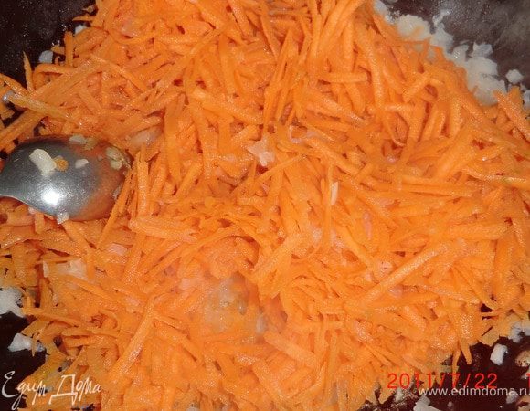 Морковь тоже обжариваем.