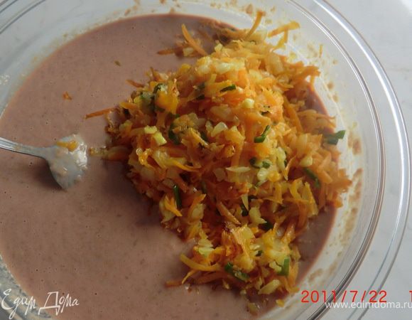 Лук и морковь добавляем в печень, солим, перчим по вкусу, добавляем муку, хорошо перемешиваем.