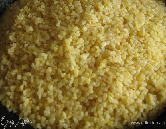 Для начала приготовим булгур:
разогреть в кастрюле или глубокой сковородке немного сливочного или растительного масла,всыпать булгур и перемешать,что бы все крупинки были в масле.Затем добавить воду в 2 раза превышающую по объёму булгур,закрыть крышкой и варить на умеренном огне 8-10 минут.Пока варится булгур,сделать соус:на раст.масле обжарить мелко нарезанный лук,добавить натёртые помидоры,измельчённый чеснок,на маленьком огне,помешивая довести до загустения,посолить по вкусу.