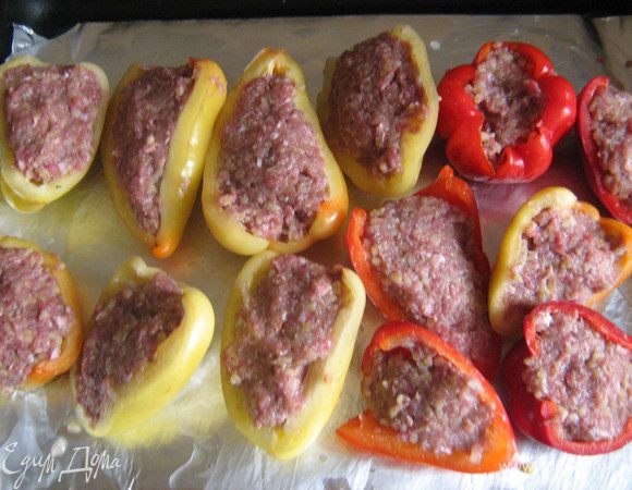 В говяжий фарш добавить измельчённый лук(я тру на крупной тёрке)готовый булгур,соль,перец,фарш хорошо перемешать.
Болгарский перец вымыть,очистить от семян,разрезать на половинки,каждую половинку заполнить фаршем.Противень застелить фольгой,уложить нафаршированные половинки перчиков,на каждую половинку положить ложку соуса из лука и помидор,накрыть перцы фольгой и поставить в разогретую до 200С духовку на 25-30 мин.
