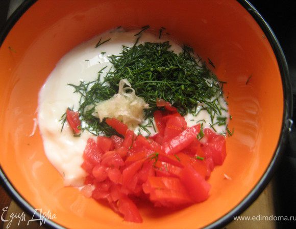 Пока перцы в духовке сделать йогуртовый соус:
в чашку с йогуртом добавить лимонный сок,измельчённый чеснок,укроп и помидор,хорошо взбить,посолить,поперчить,убрать в холодильник.