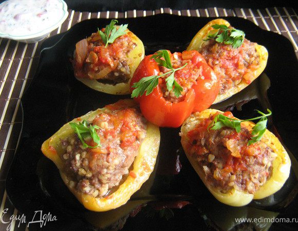 За 10 мин.до готовности с перцев снять фольгу,перцы полить выделившимся соком,довести до полной готовности.Подавать горячими с йогуртовым соусом.Приятного аппетита.
P.S. Такие перцы можно делать в микроволновке,на готовку уходит всего 15 минут.