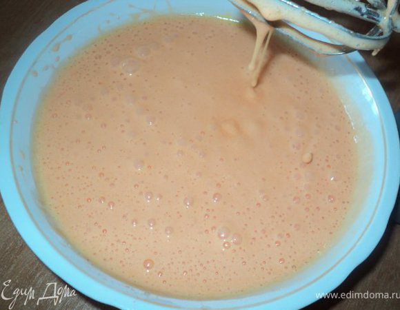 Пачку желе развести в горячей воде ( воды брать  меньше на 1/3, чем написано в инструкции  ), охладить до комнатной температуры.
Взбить яйца с сухим киселем до пышной массы, добавить, продолжая взбивать, майонез, погашенную уксусом соду. Затем постепенно ввести муку, мешая ложкой в одну сторону.