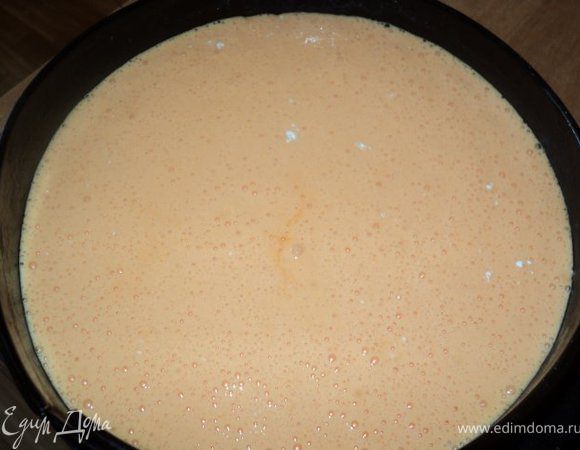 Разъемную форму для тортов (24см ) застелить бумагой для выпечки, смазать маслом и вылить тесто. Выпекать при температуре 200 градусов  40мин ( проверять готовность деревянной шпажкой). Готовый корж вынуть, охладить, разрезать на 2 части.