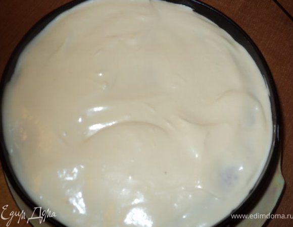 Собрать разъемную форму, положить 1 корж, на него половину сметанного крема, затем 2 корж, сверху остальной крем. Поставить в холодильник на 30 мин ( пока крем схватится).