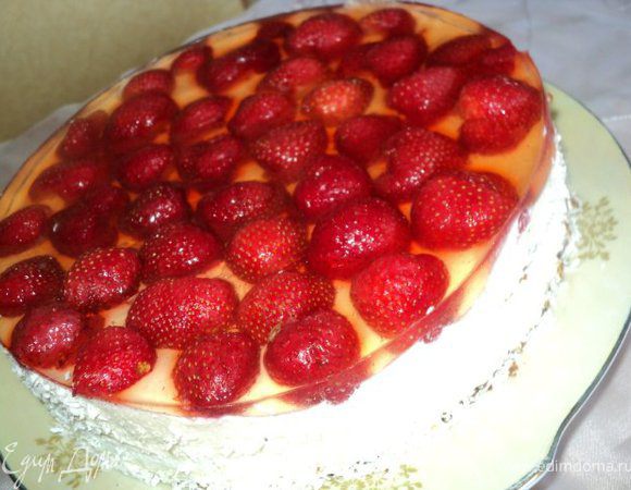Клубнику промыть, обсушить, разрезать на половинки, выложить на торт, залить охлажденным желе. Поставить в холодильник на 3 часа. Снять разъемную форму, выложить торт на блюдо, бока обсыпать белой кокосовой стружкой. Приятного аппетита!
