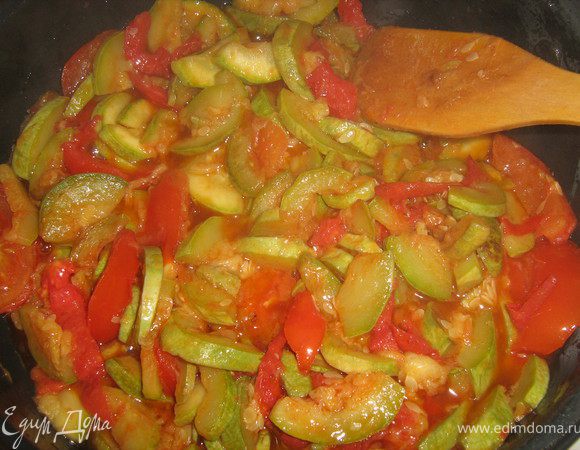 Молоденькие кабачки вымыть,вытереть на сухо,отрезать хвостики.Нарезать кабачки на ломтики.В сотейнике или глубокой сковороде разогреть сливочное и раст.масло,добавить нарезанные кабачки и жарить,периодически помешивая минут 15,как только кабачки подрумянились и жидкость выкипела,добавить нарезанные на дольки помидоры,и измельчённый зубчик чеснока,тушить помешивая на среднем огне,помешивая.