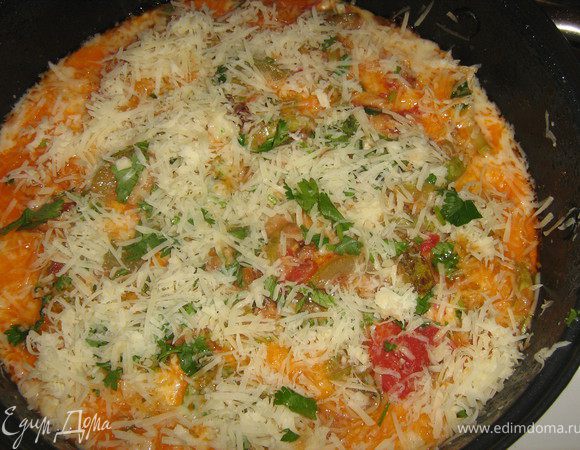 Натереть пармезан на мелкой тёрке,как только яйца "схватятся",посыпать фриттату пармезаном,накрыть крышкой и довести до готовности в течении 8-10 минут.