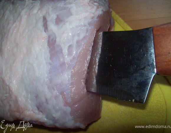 с куска мяса убираем лишкий жир и пленки. Большим ножом делаем в середине куска дырку.(вдоль)Ширина отверстия должна соответствовать размеру яйца.