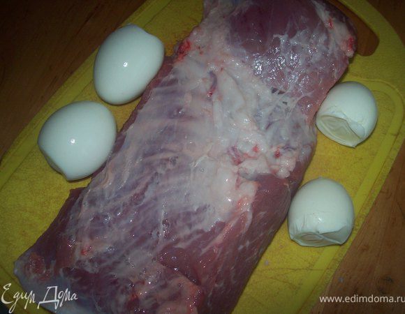 отварите куриные яйца, очистите их от скорлупы и пленки. Нашпигуйте ими мясо.